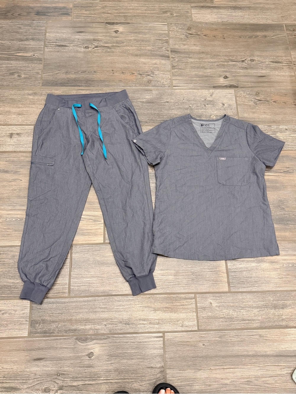 Women’s Heather Gray Scrub Set-size small/small petite